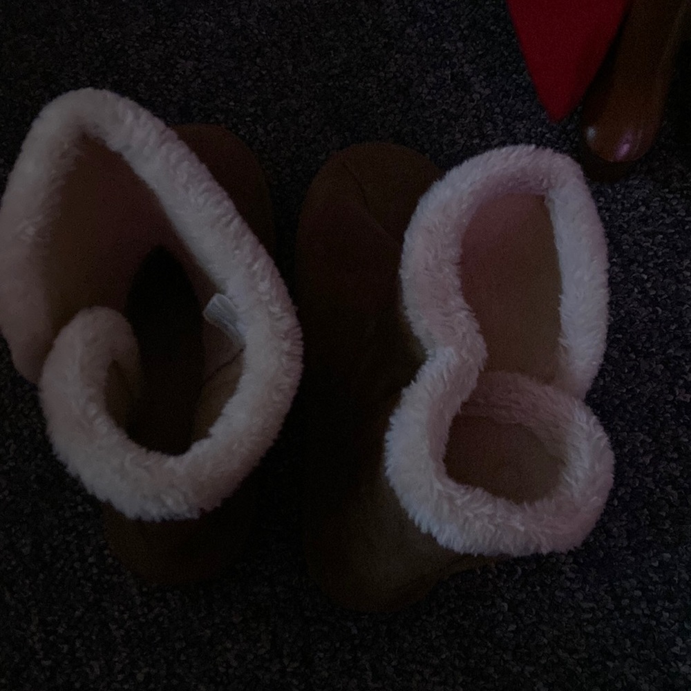 Size 8 good condition besides the right one is broken it doesn’t clip